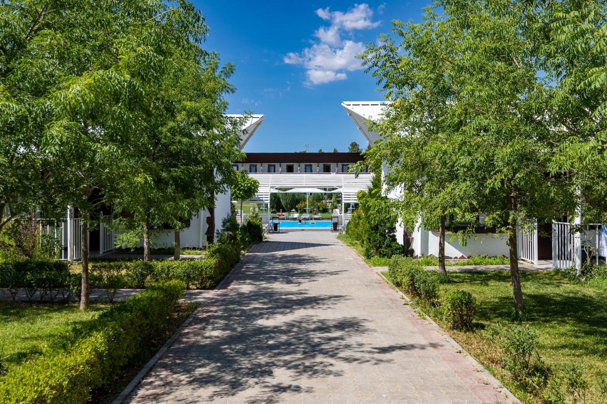 La Dolce Vita Resort Капчагай Екстериор снимка